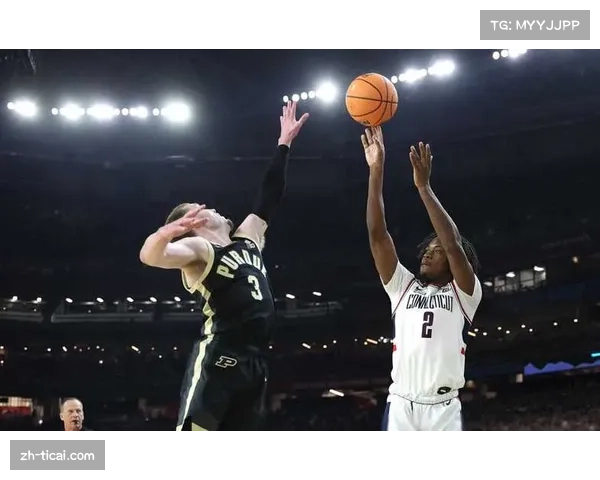 NCAA“疯狂三月”揭幕：卫冕冠军康涅狄格大学大胜晋级，展现统治力